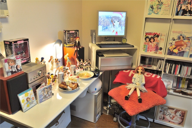 Illustration for article titled Christmas Eve In Japan — With 2D And Plastic Girlfriends